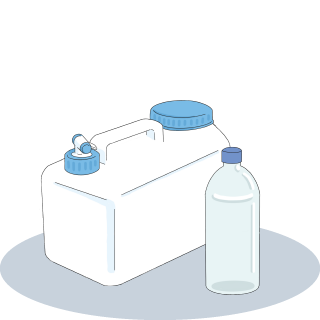 画像:ポリタンク・空のペットボトル