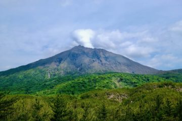噴煙が上がる火山の写真