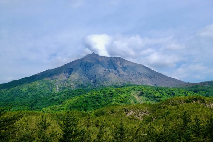 噴煙が上がる火山の写真