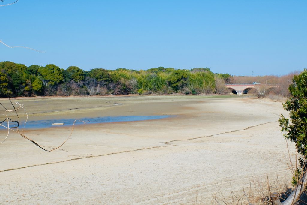 水が枯れたダムの写真