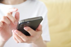 スマホを使っている人の写真