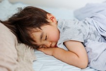 眠っているこどもの写真