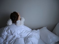 耳をふさぐ人の写真