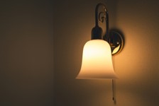 電球色の照明の写真