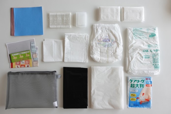 写真：小分けポーチの中身(衛生セット
)