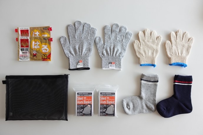 写真：小分けポーチの中身(防寒セット
)