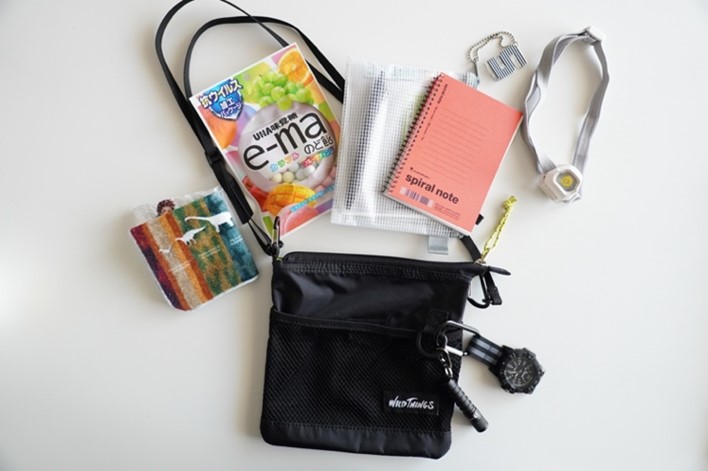 写真：小学生用の防災ポーチとポーチの中身