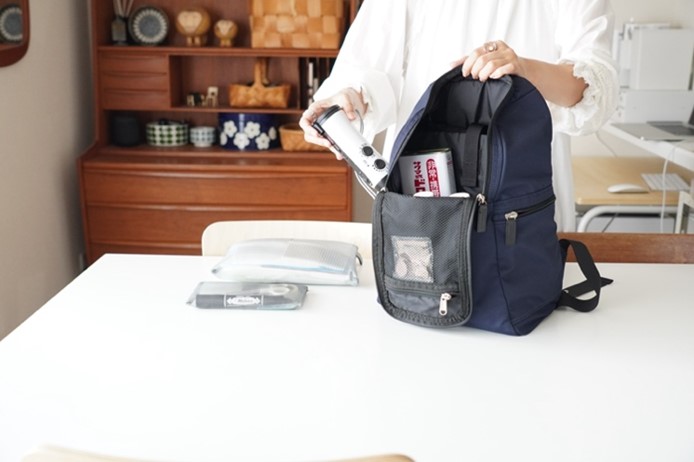 写真：防災リュックの準備をしているところ