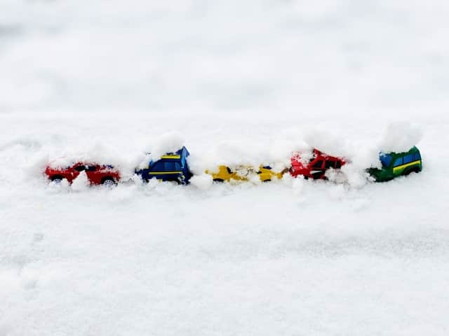 写真:雪の中の渋滞を模したミニカー