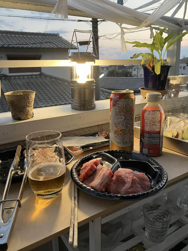 ベランダでバーベキューを楽しんでいる様子