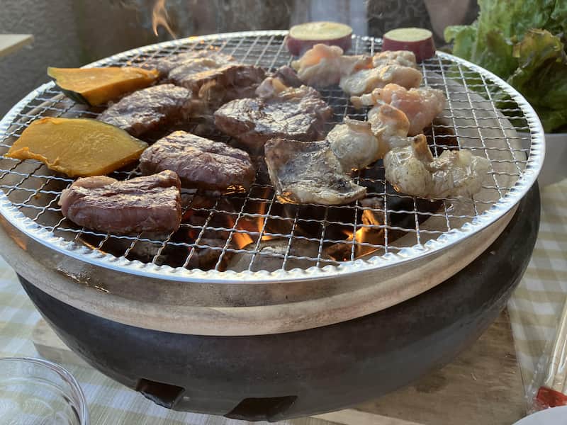 炭火で食事を作っている様子