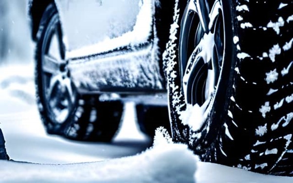 写真_雪が積もった車