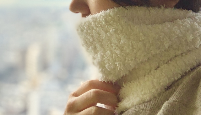 ネックウォーマーを付けている人の写真