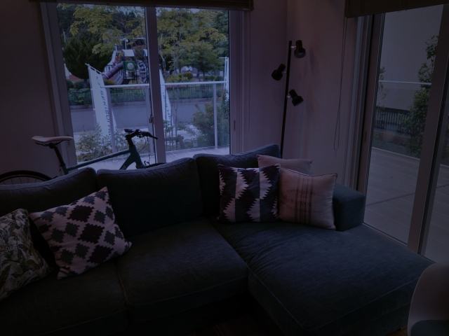 暗い室内の写真