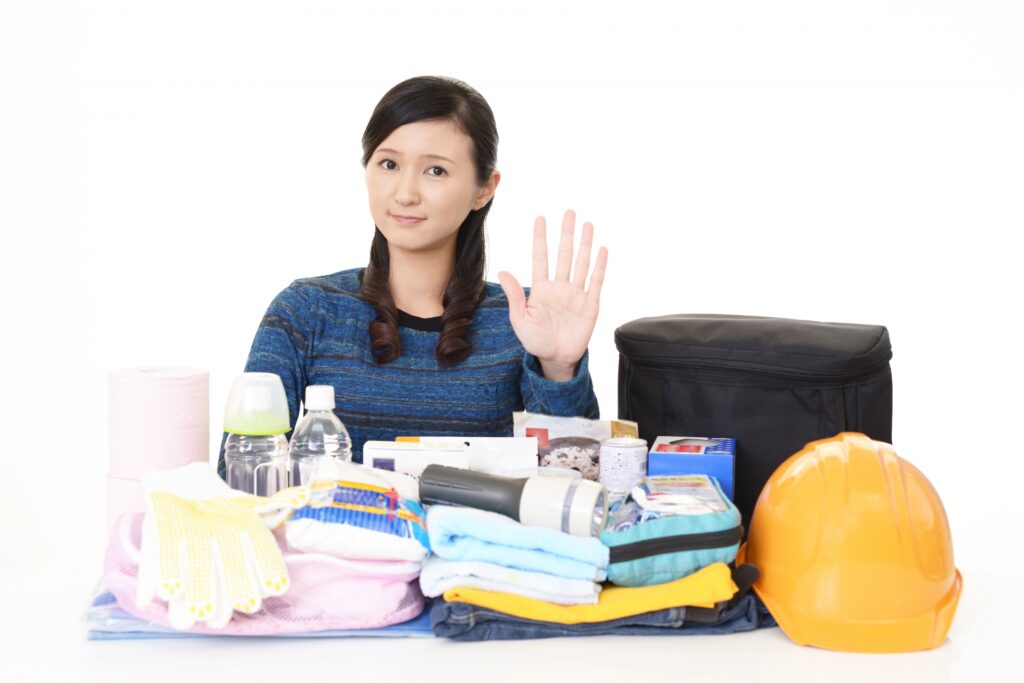 女性と防災用品の画像